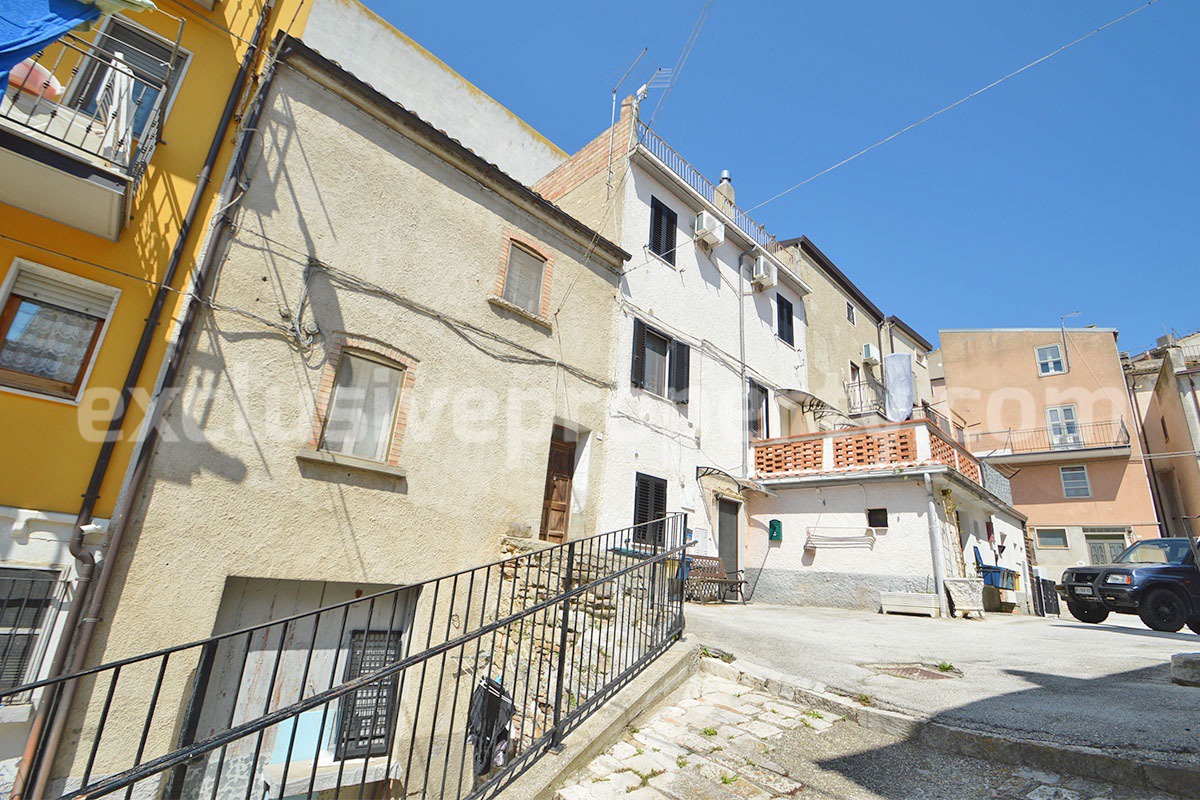 Characteristic and spacious house built in stone for sale in Italy