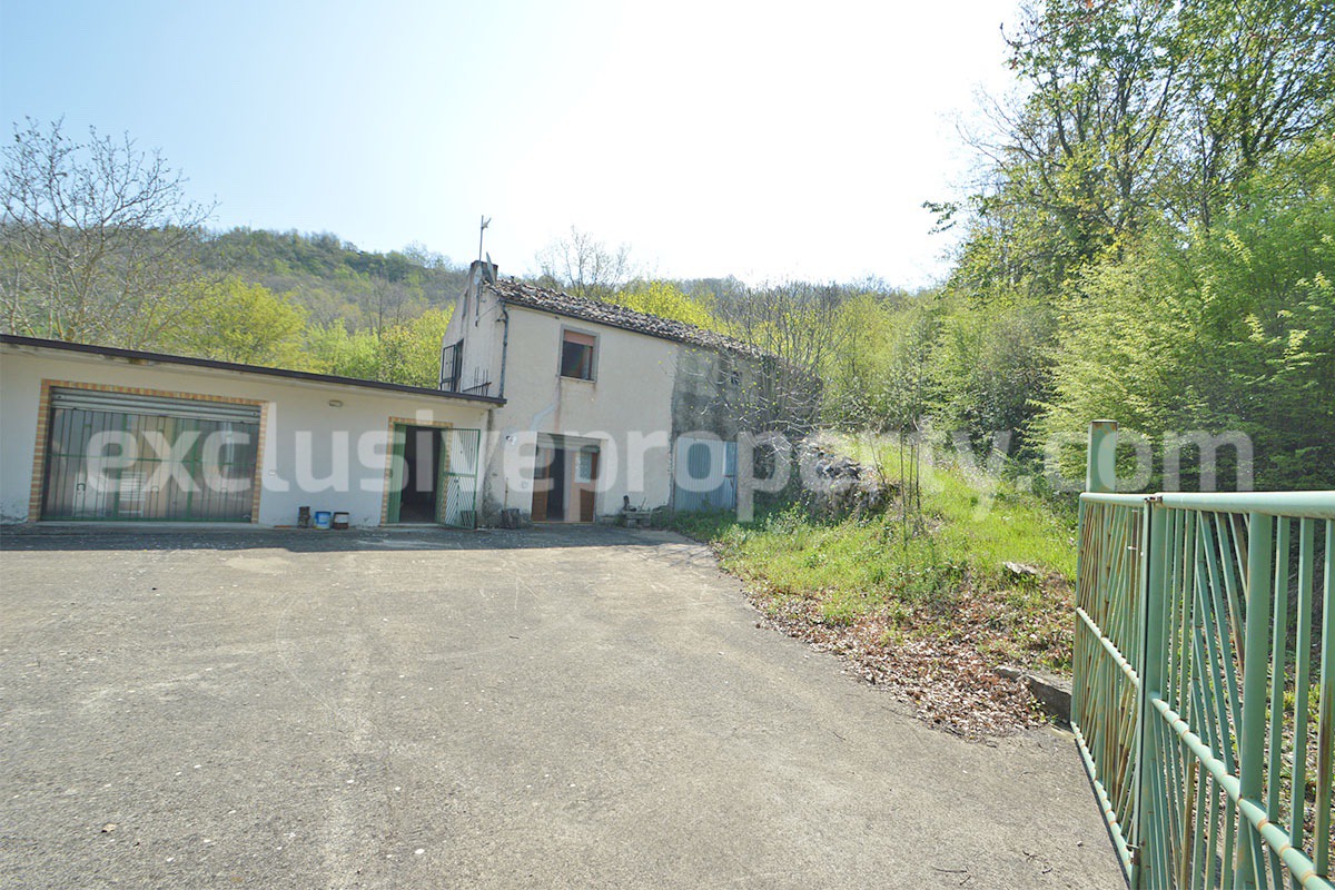Country House with Large Land - Walnut Trees and Second Building for Sale in Molise