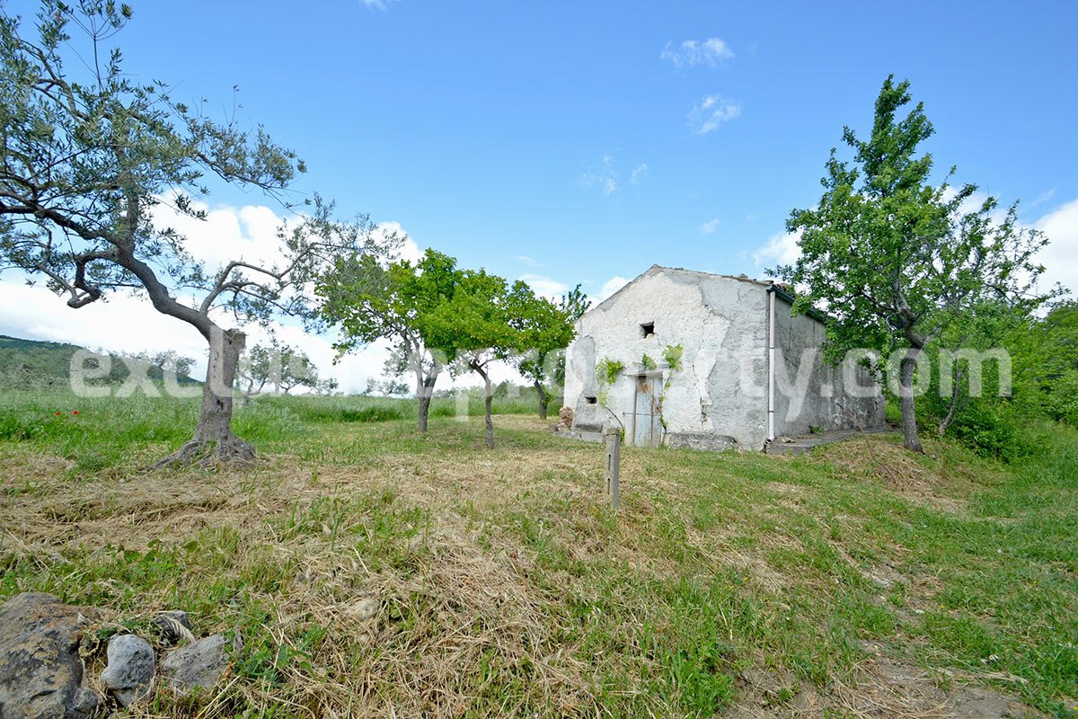 Stone farmhouse with land and well for sale in Italy - Molise Region 1