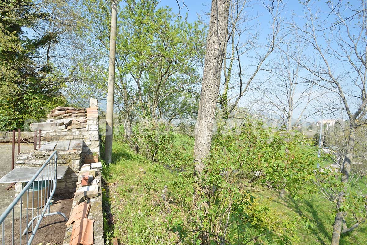 Country House with Large Land - Walnut Trees and Second Building for Sale in Molise