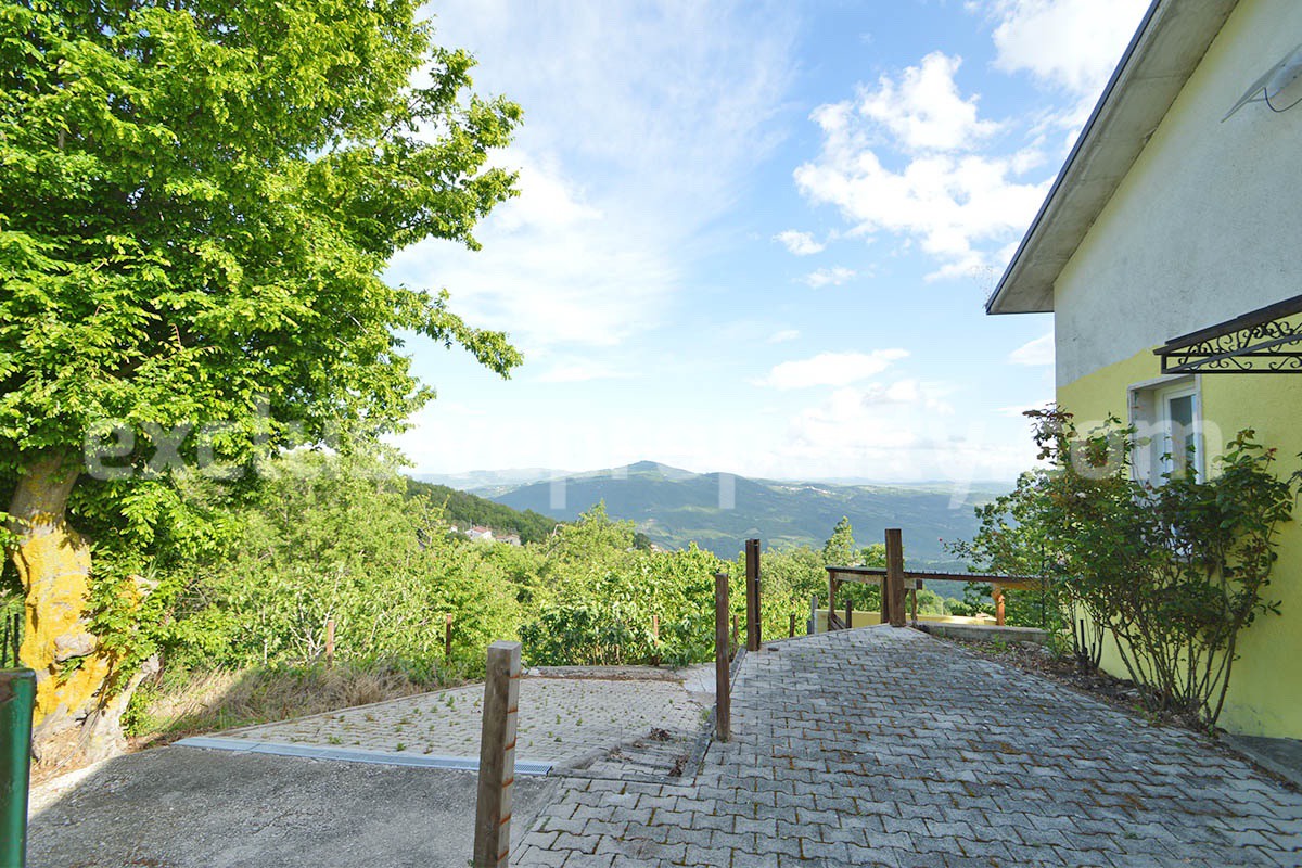Renovated Countryside House with Garage and Panoramic Views for Sale in Schiavi di Abruzzo - Italy