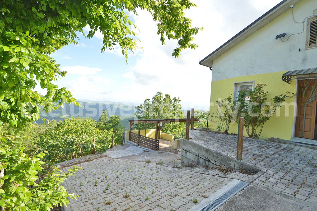 Renovated Countryside House with Garage and Panoramic Views for Sale in Schiavi di Abruzzo - Italy