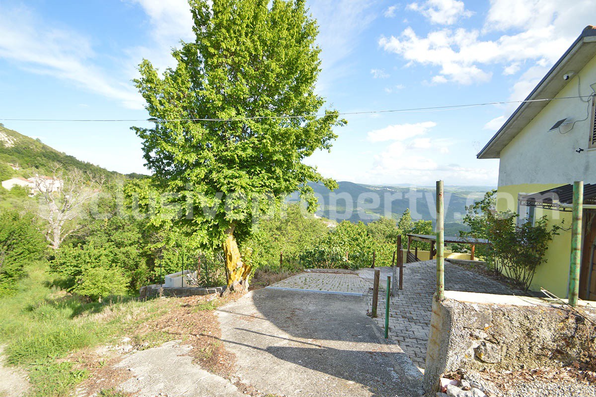 Renovated Countryside House with Garage and Panoramic Views for Sale in Schiavi di Abruzzo - Italy