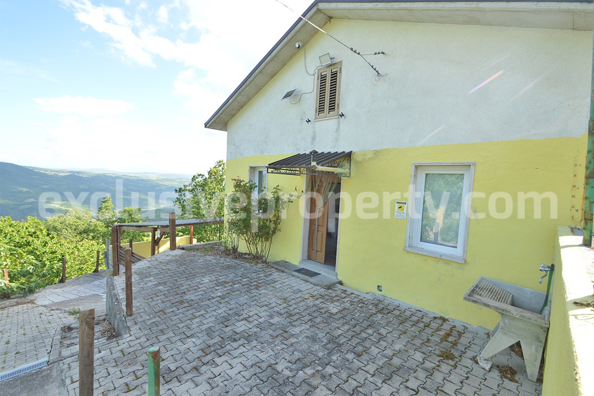 Renovated Countryside House with Garage and Panoramic Views for Sale in Schiavi di Abruzzo - Italy