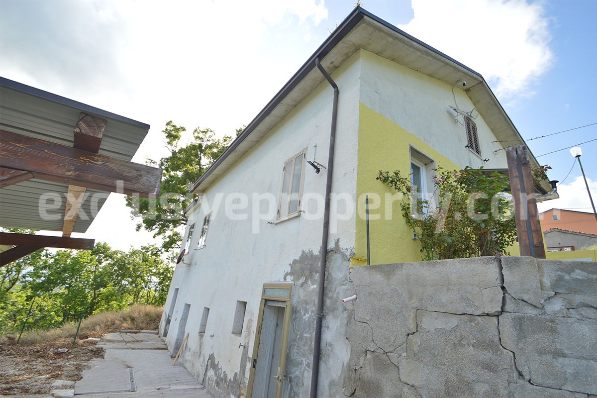 Renovated Countryside House with Garage and Panoramic Views for Sale in Schiavi di Abruzzo - Italy