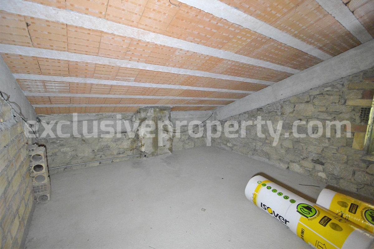 Renovated Countryside House with Garage and Panoramic Views for Sale in Schiavi di Abruzzo - Italy