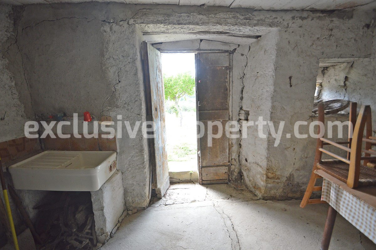 Stone farmhouse with land and well for sale in Italy - Molise Region