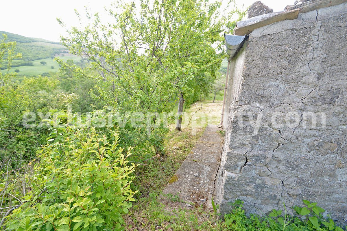 Stone farmhouse with land and well for sale in Italy - Molise Region 20