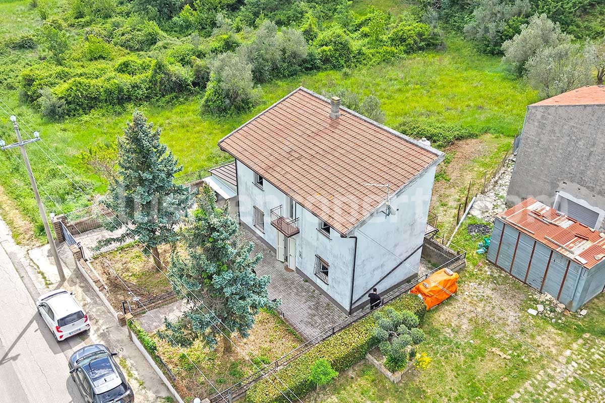 Habitable house on two floors with garden - land and garage for sale in Abruzzo
