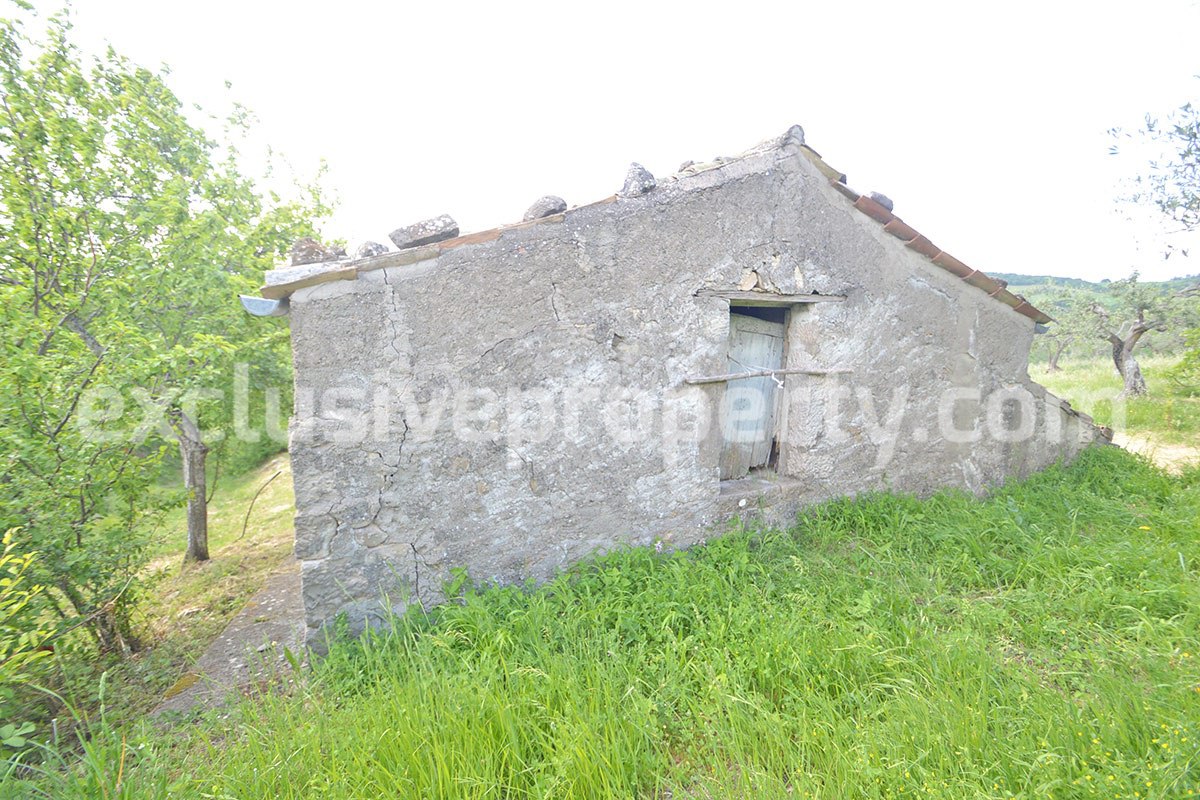 Stone farmhouse with land and well for sale in Italy - Molise Region 18