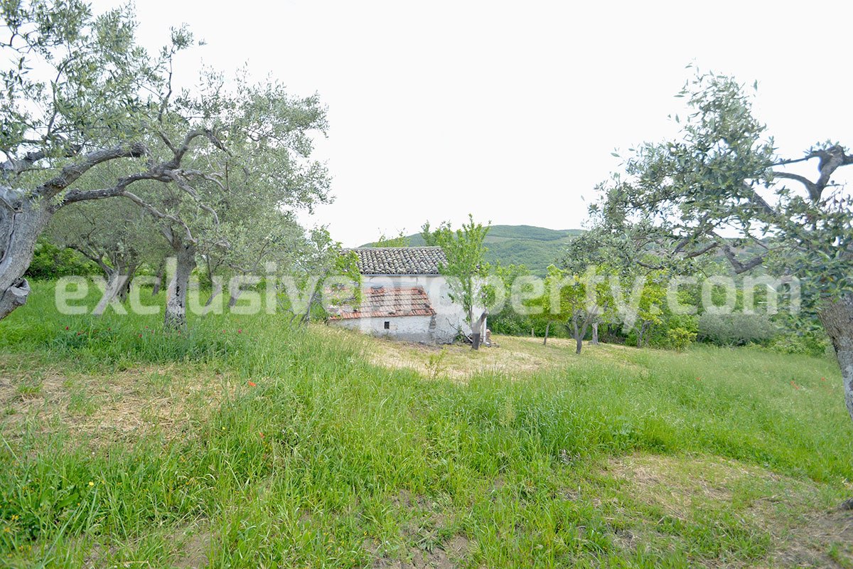 Stone farmhouse with land and well for sale in Italy - Molise Region