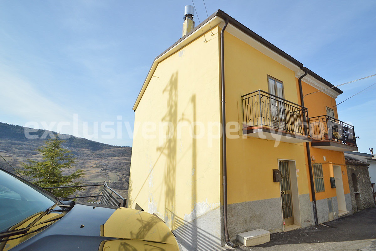 Habitable Townhouse with Mountain Views and Cellars for Sale in Montazzoli - Abruzzo