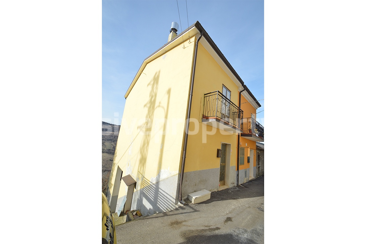 Habitable Townhouse with Mountain Views and Cellars for Sale in Montazzoli - Abruzzo