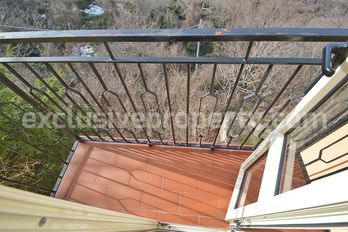 Habitable Townhouse with Mountain Views and Cellars for Sale in Montazzoli - Abruzzo