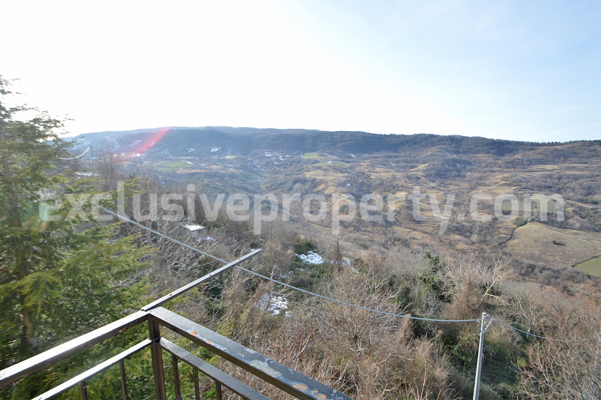 Habitable Townhouse with Mountain Views and Cellars for Sale in Montazzoli - Abruzzo