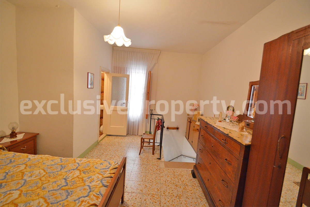 Habitable Townhouse with Mountain Views and Cellars for Sale in Montazzoli - Abruzzo