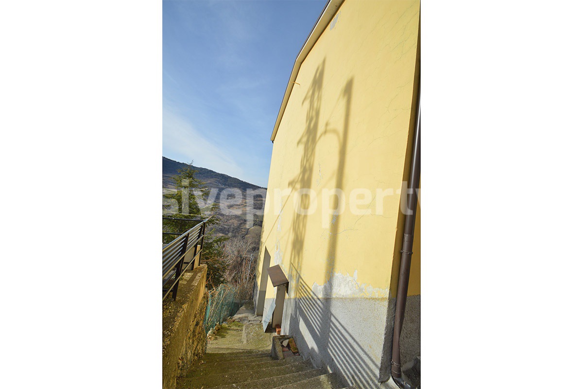 Habitable Townhouse with Mountain Views and Cellars for Sale in Montazzoli - Abruzzo