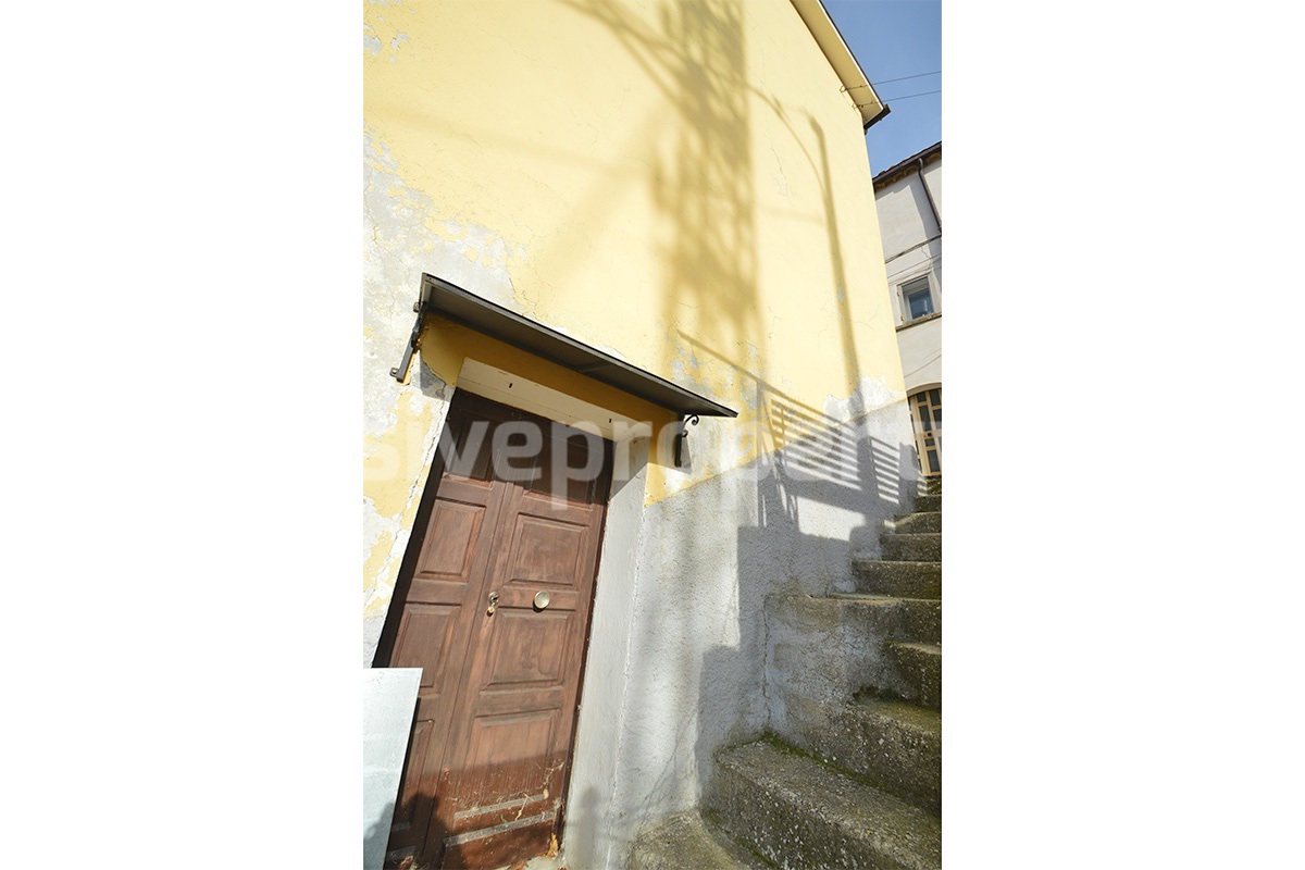 Habitable Townhouse with Mountain Views and Cellars for Sale in Montazzoli - Abruzzo