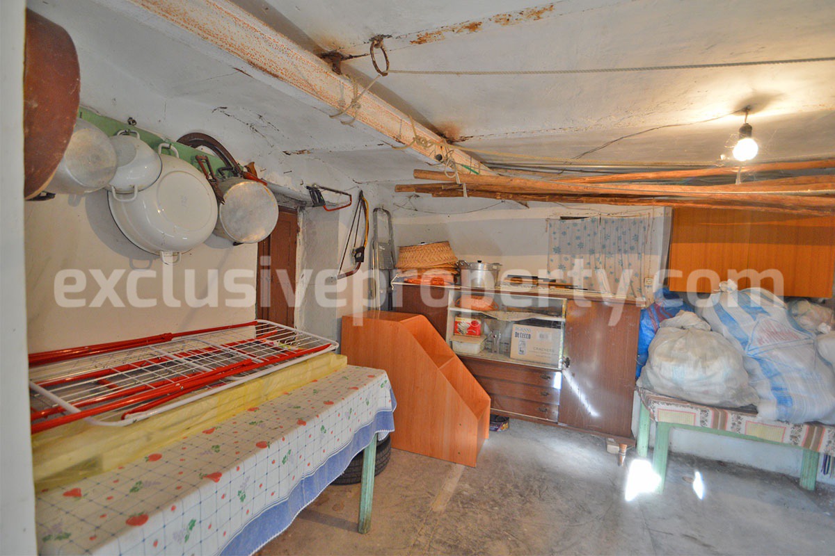 Habitable Townhouse with Mountain Views and Cellars for Sale in Montazzoli - Abruzzo