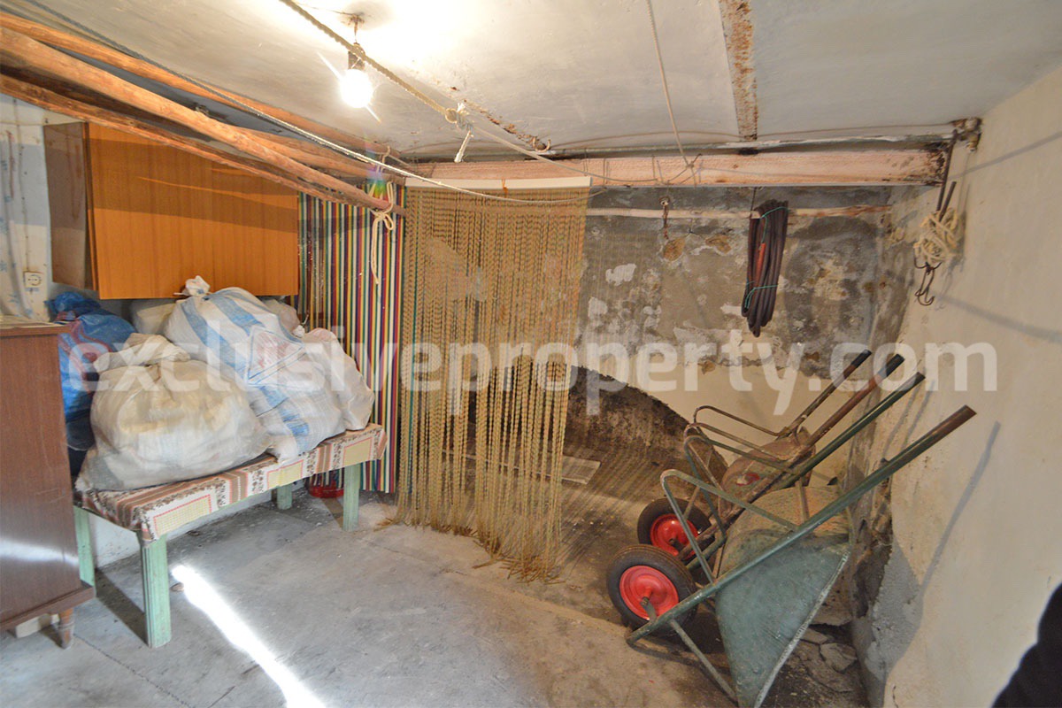 Habitable Townhouse with Mountain Views and Cellars for Sale in Montazzoli - Abruzzo