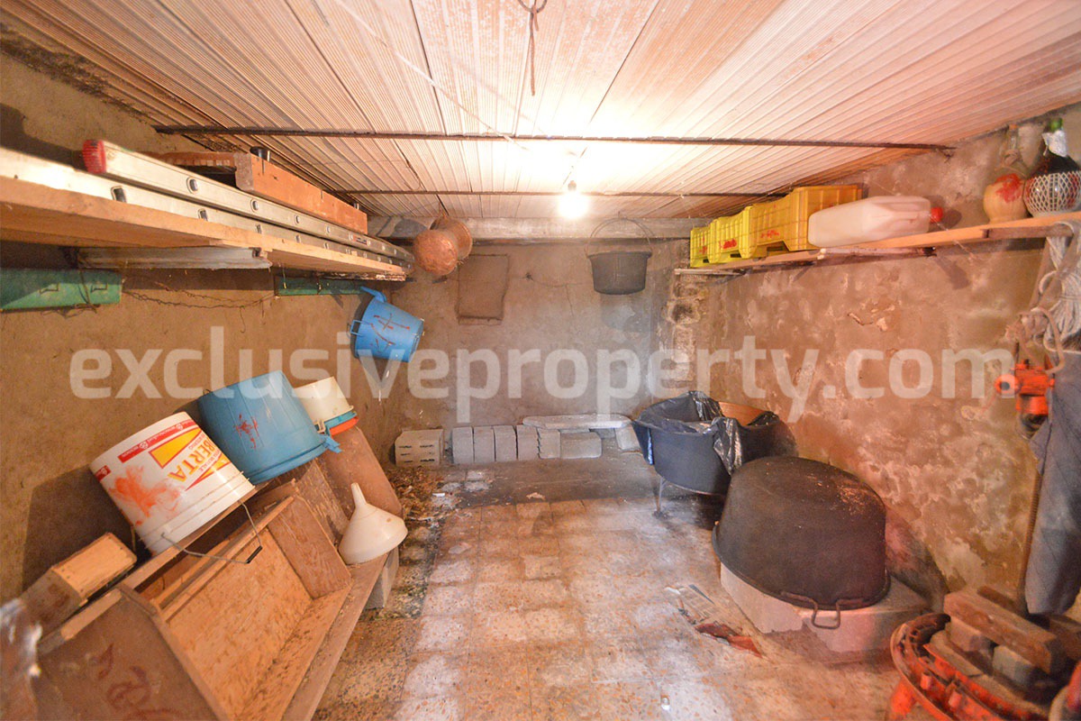 Habitable Townhouse with Mountain Views and Cellars for Sale in Montazzoli - Abruzzo