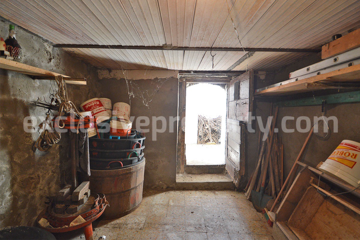 Habitable Townhouse with Mountain Views and Cellars for Sale in Montazzoli - Abruzzo