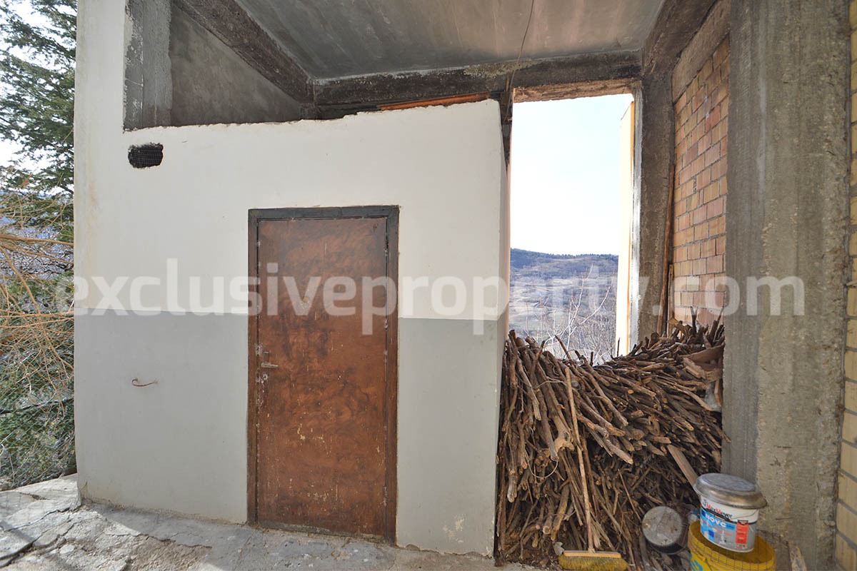 Habitable Townhouse with Mountain Views and Cellars for Sale in Montazzoli - Abruzzo