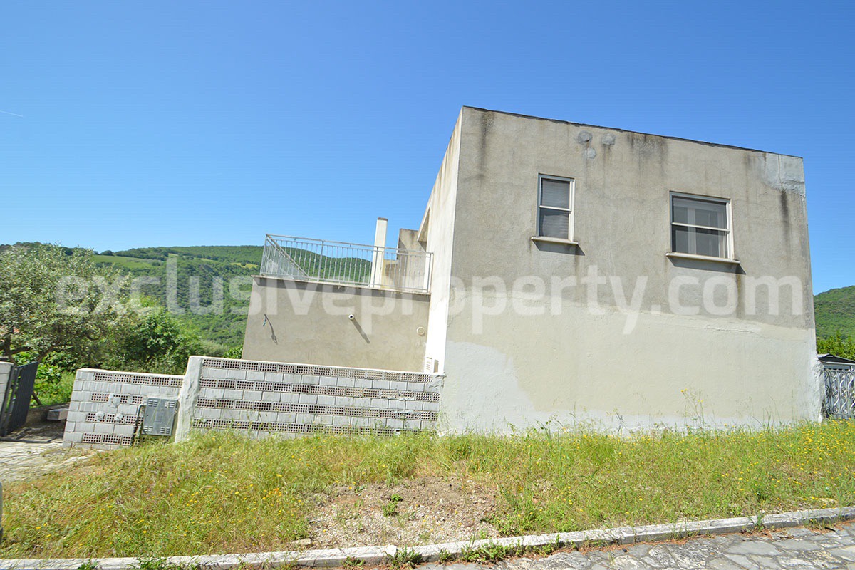 Countryside House with Olive Trees and Terrace for Sale in Guardialfiera - Molise