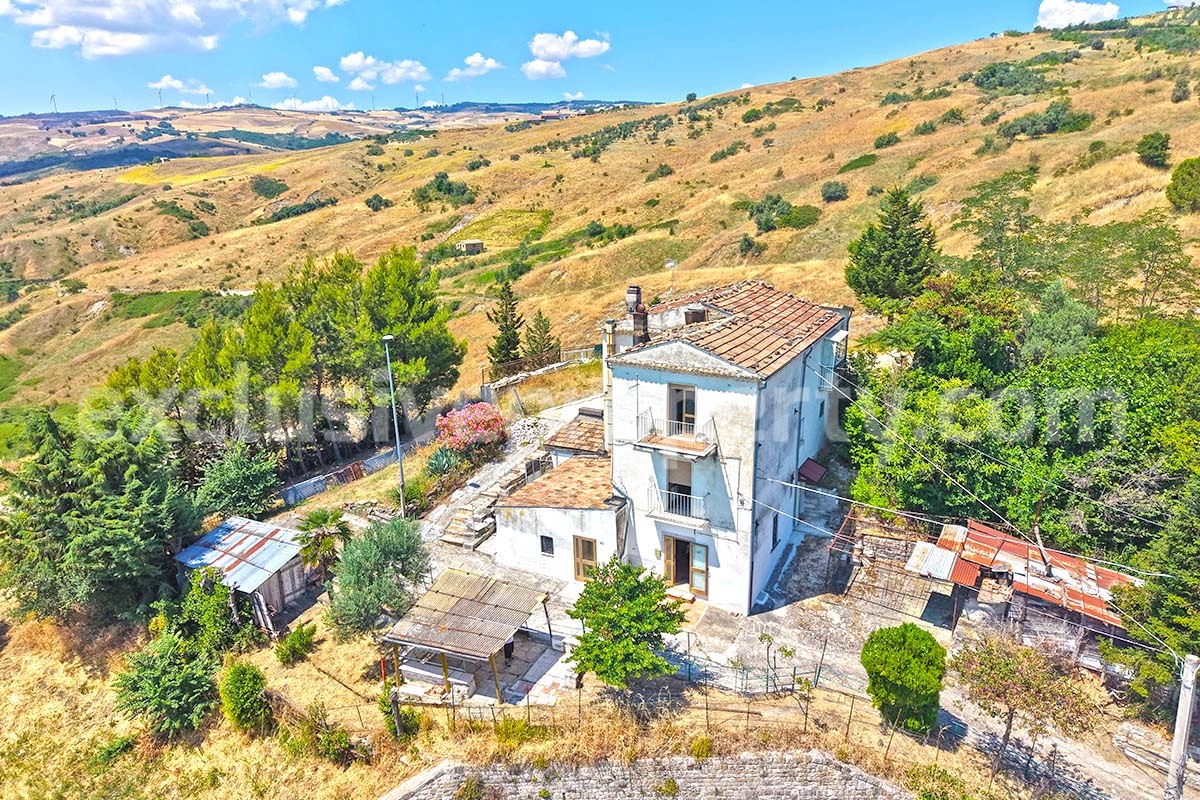 Detached Townhouse with Garden and Castle View for Sale in Civitacampomarano - Molise