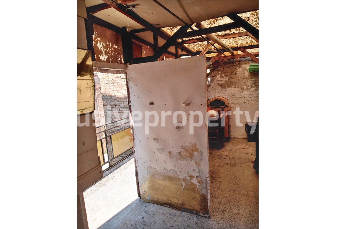 Large house in the historic center with a room in a period tower for sale Italy