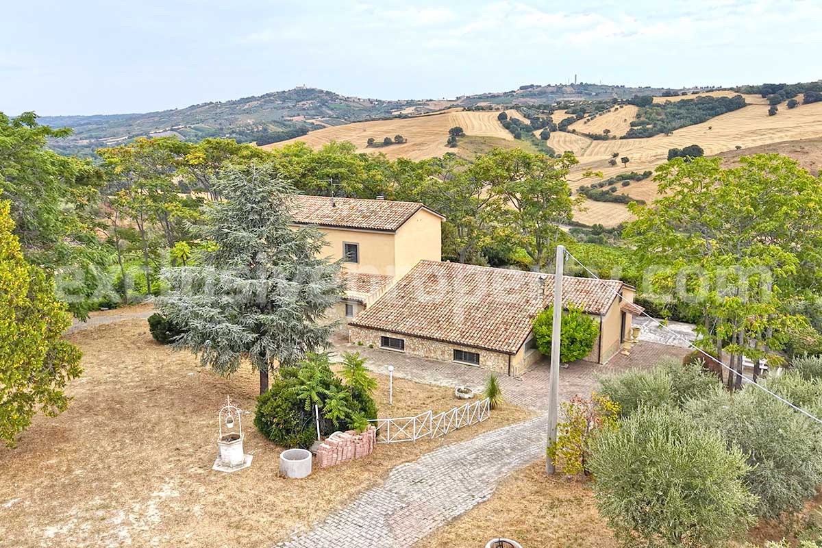 Large Renovated Country House with 5 Bedrooms - 5 Bathrooms - Terrace and Land for Sale in Abruzzo