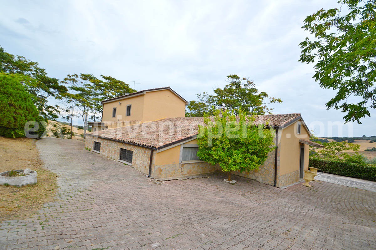 Large Renovated Country House with 5 Bedrooms - 5 Bathrooms - Terrace and Land for Sale in Abruzzo