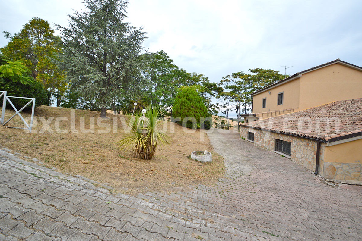 Large Renovated Country House with 5 Bedrooms - 5 Bathrooms - Terrace and Land for Sale in Abruzzo