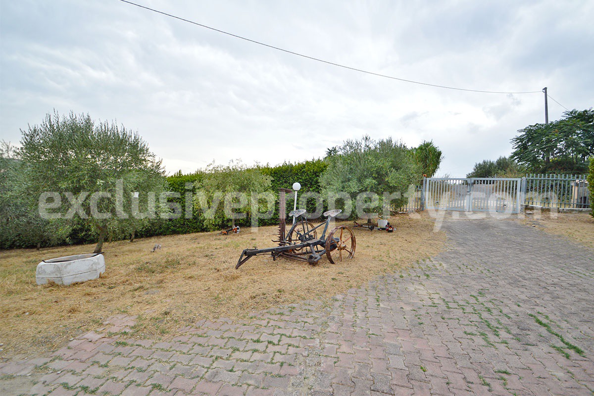 Large Renovated Country House with 5 Bedrooms - 5 Bathrooms - Terrace and Land for Sale in Abruzzo
