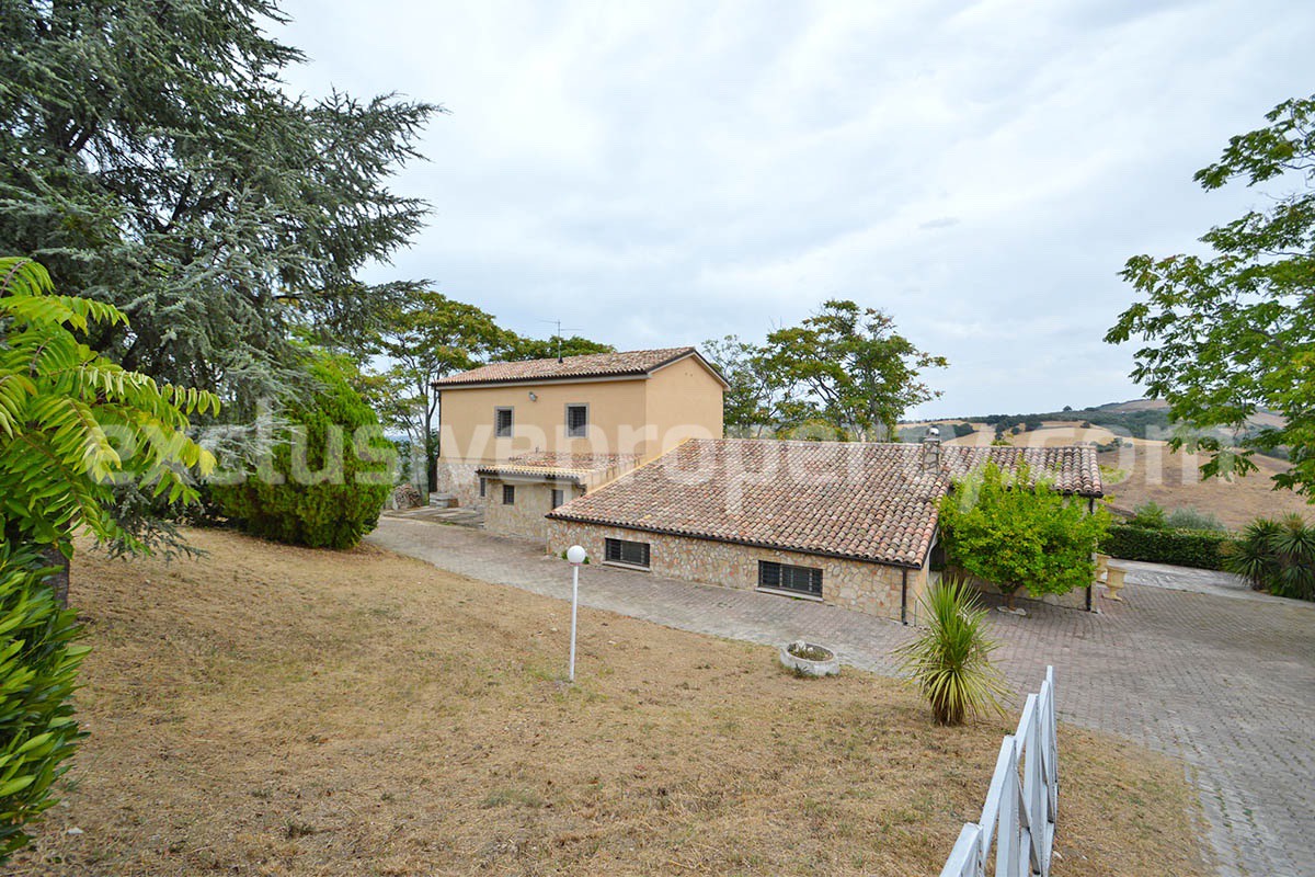 Large Renovated Country House with 5 Bedrooms - 5 Bathrooms - Terrace and Land for Sale in Abruzzo