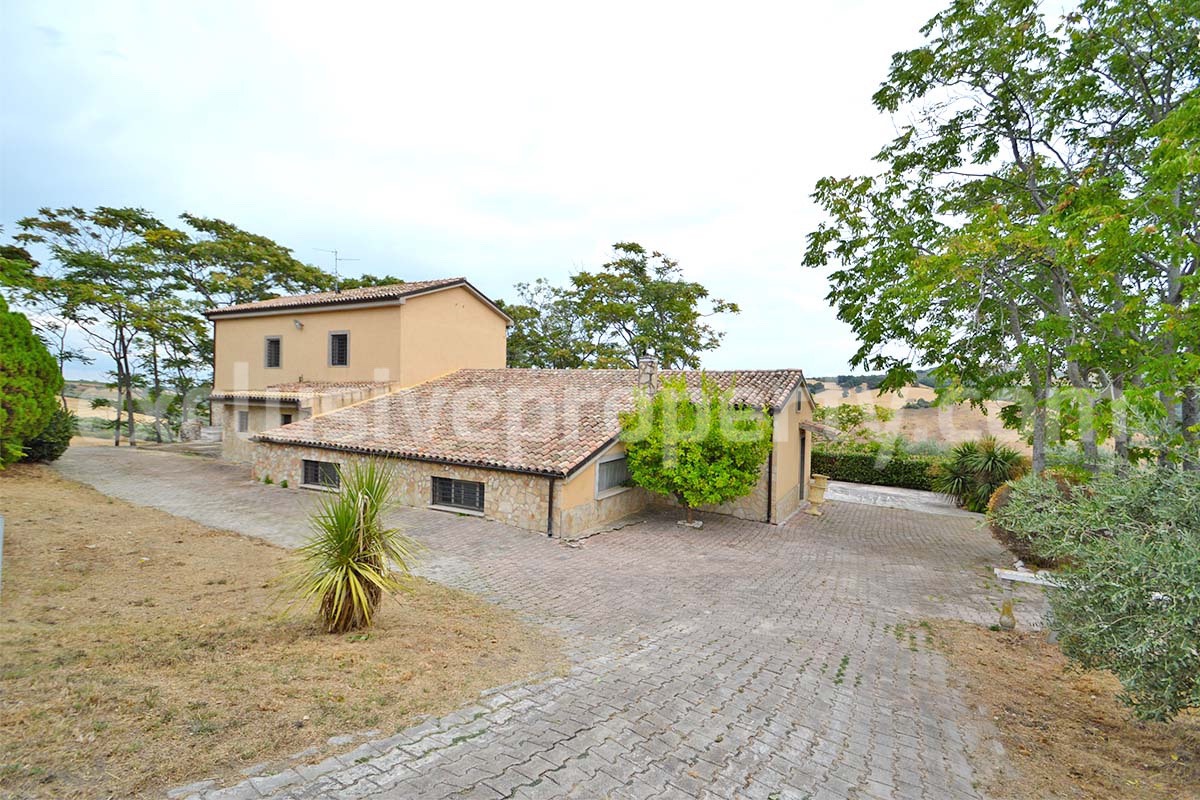 Large Renovated Country House with 5 Bedrooms - 5 Bathrooms - Terrace and Land for Sale in Abruzzo