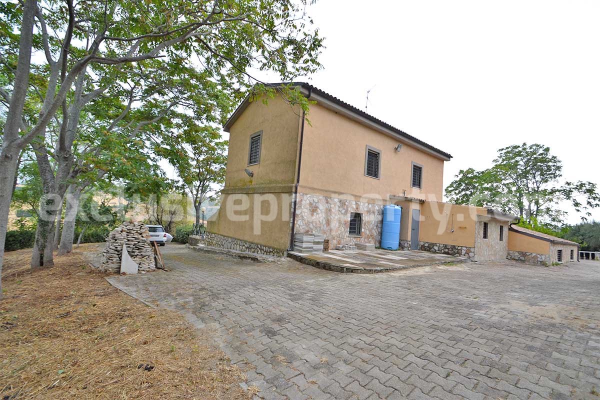 Large Renovated Country House with 5 Bedrooms - 5 Bathrooms - Terrace and Land for Sale in Abruzzo