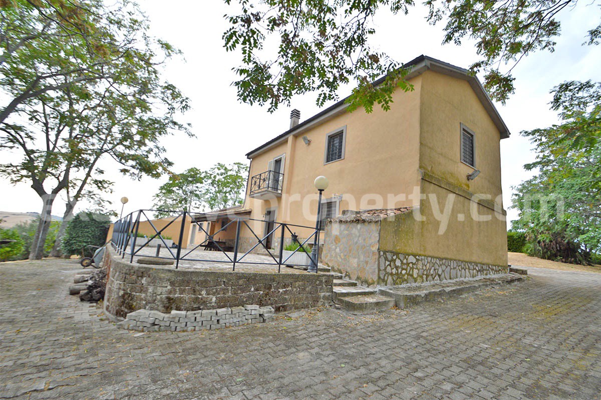 Large Renovated Country House with 5 Bedrooms - 5 Bathrooms - Terrace and Land for Sale in Abruzzo