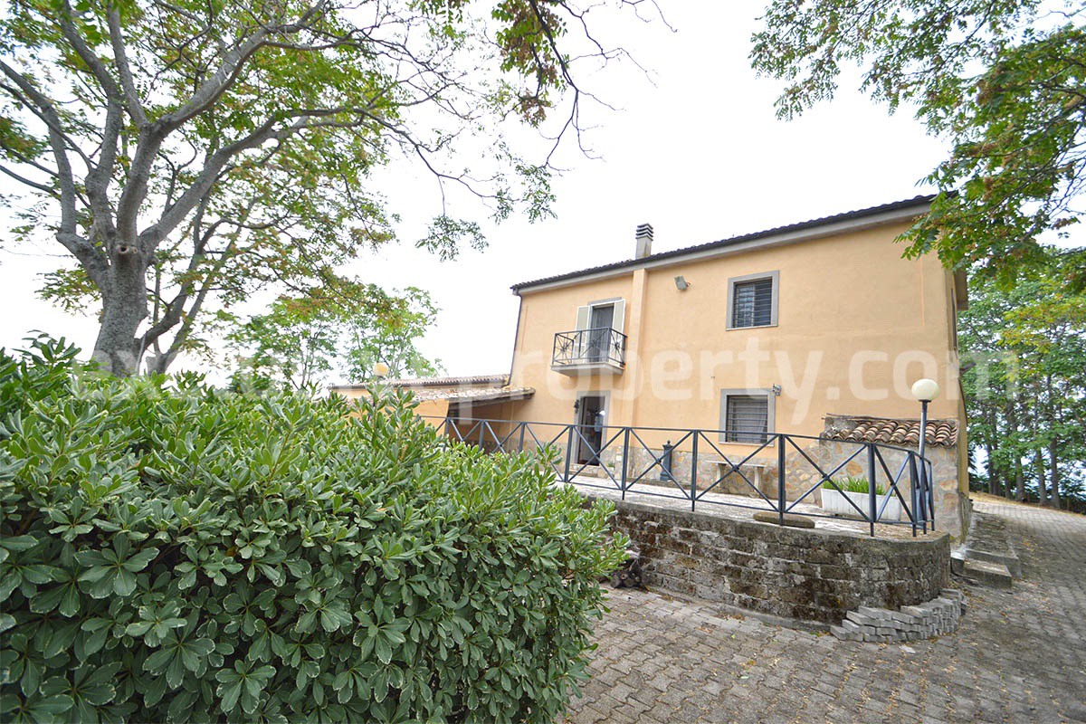 Large Renovated Country House with 5 Bedrooms - 5 Bathrooms - Terrace and Land for Sale in Abruzzo