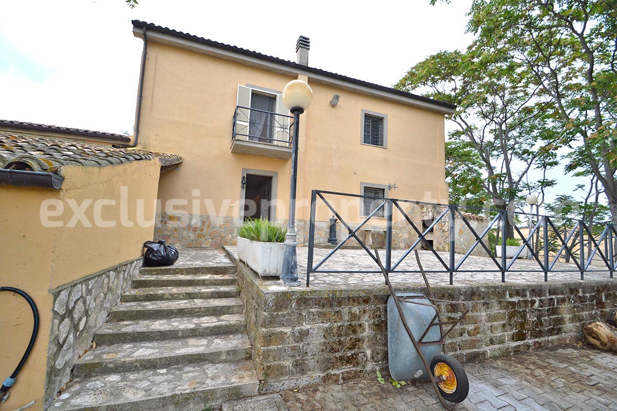 Large Renovated Country House with 5 Bedrooms - 5 Bathrooms - Terrace and Land for Sale in Abruzzo