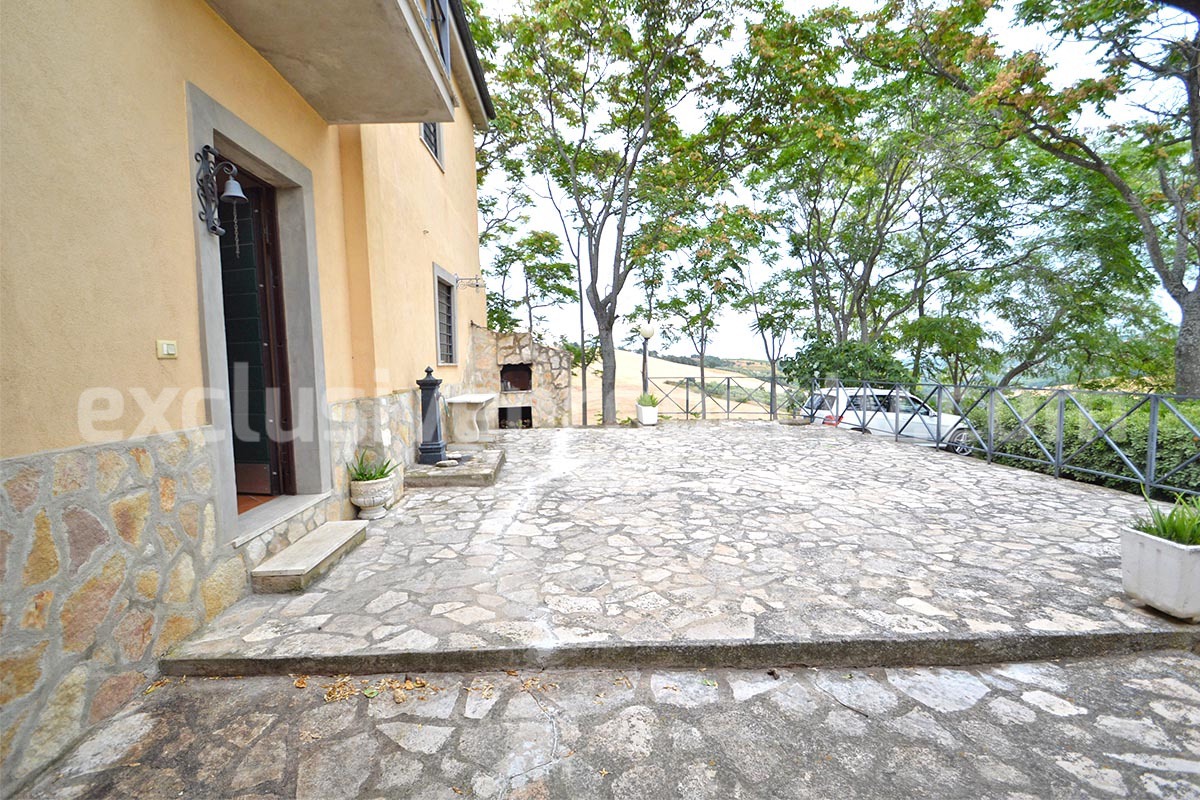 Large Renovated Country House with 5 Bedrooms - 5 Bathrooms - Terrace and Land for Sale in Abruzzo