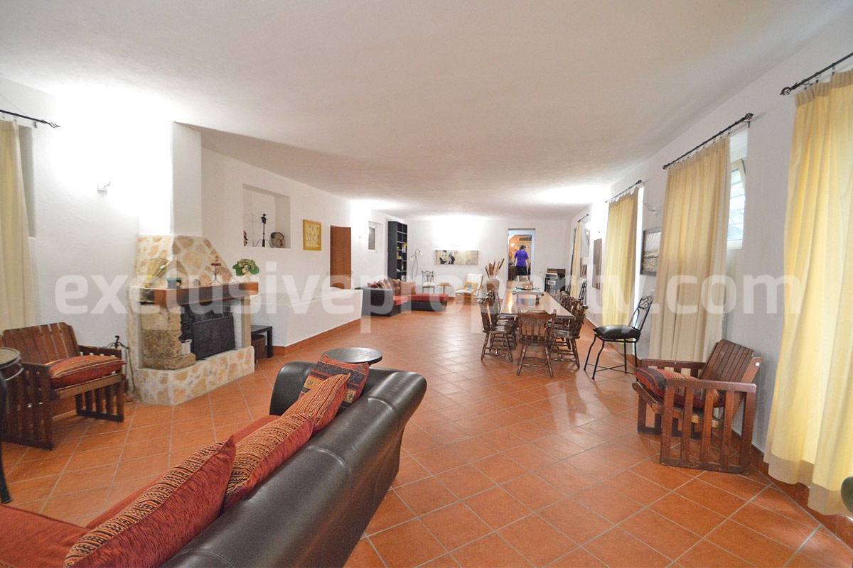 Large Renovated Country House with 5 Bedrooms - 5 Bathrooms - Terrace and Land for Sale in Abruzzo
