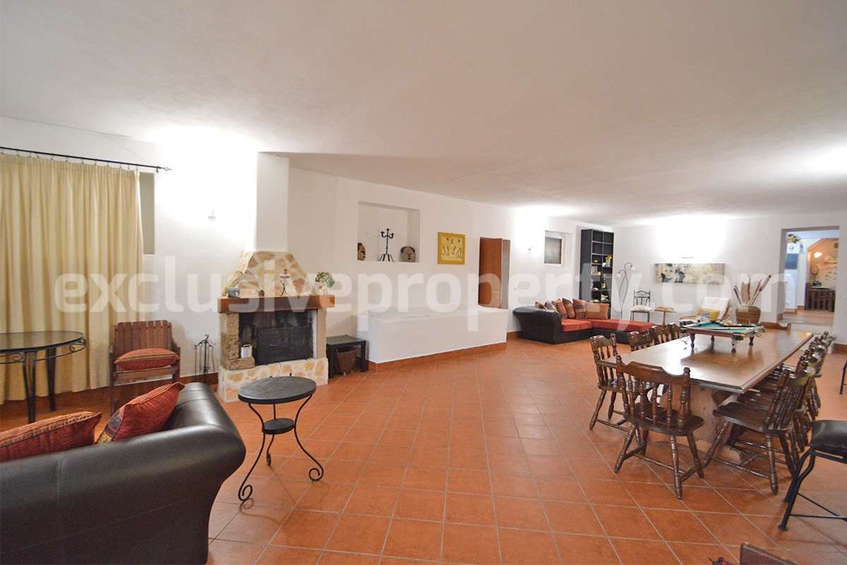 Large Renovated Country House with 5 Bedrooms - 5 Bathrooms - Terrace and Land for Sale in Abruzzo