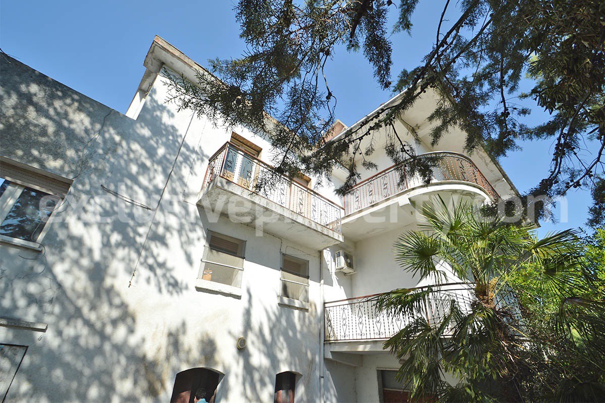 Country House with Olive Grove - Garage and Panoramic Terrace for Sale in Trivento - Molise - Italy