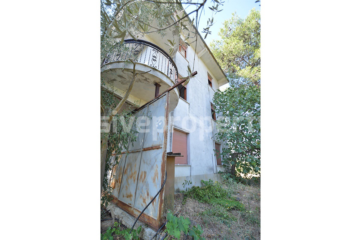 Country House with Olive Grove - Garage and Panoramic Terrace for Sale in Trivento - Molise - Italy