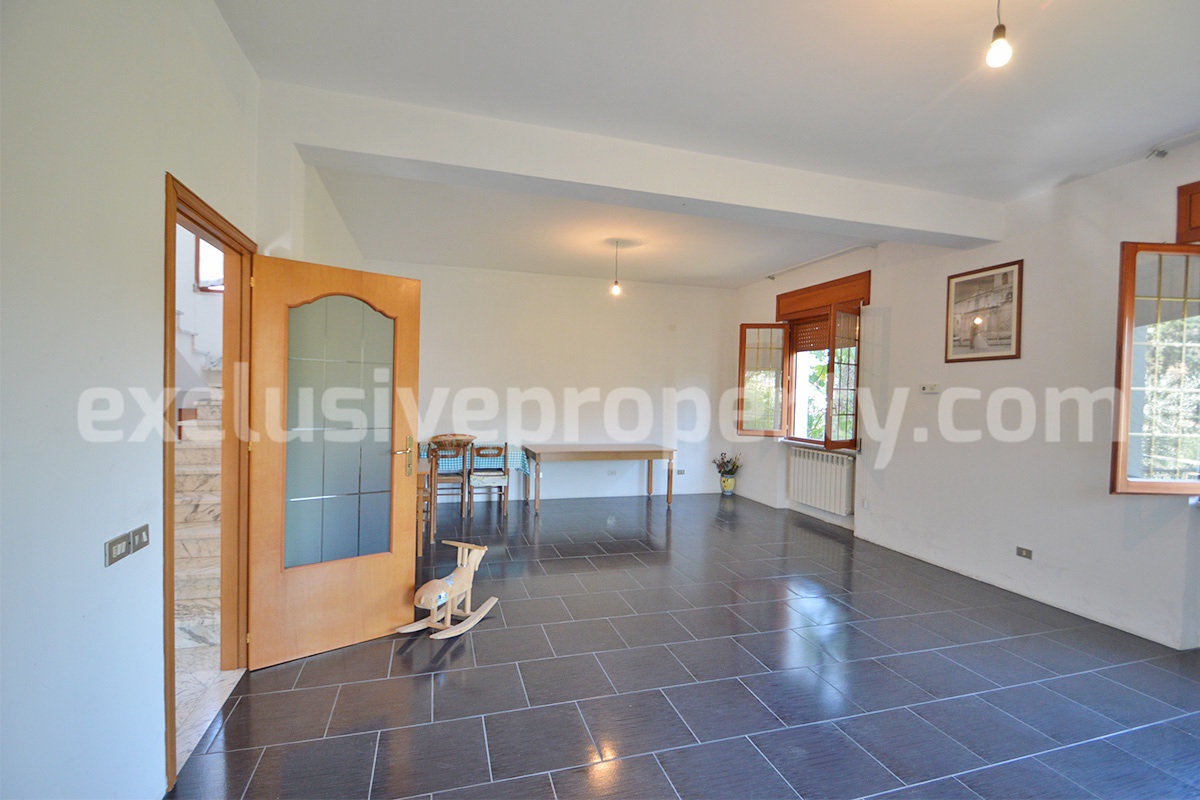 Country House with Olive Grove - Garage and Panoramic Terrace for Sale in Trivento - Molise - Italy