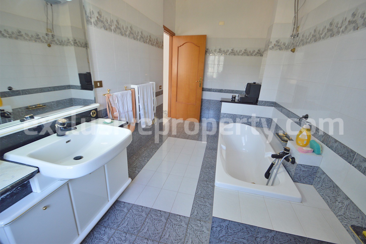 Country House with Olive Grove - Garage and Panoramic Terrace for Sale in Trivento - Molise - Italy