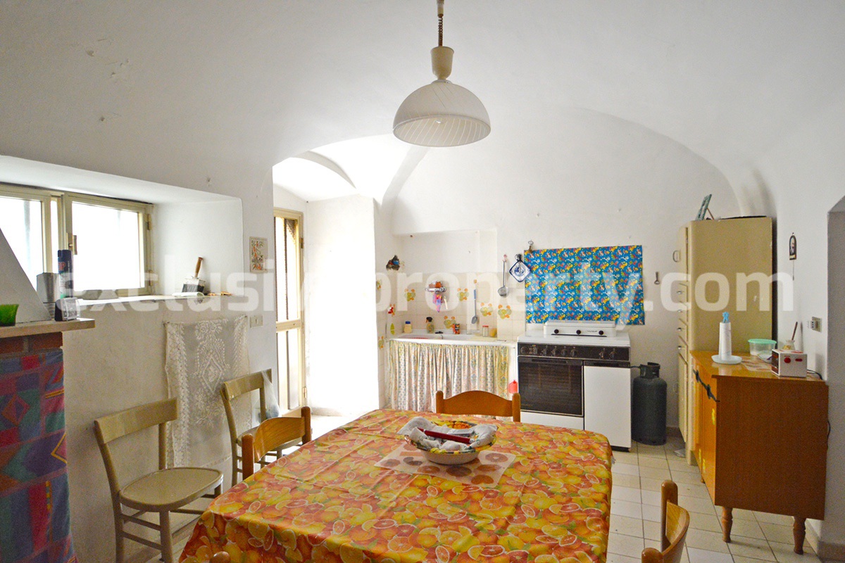 Stone house with outdoor space for sale near the lake in Abruzzo 3