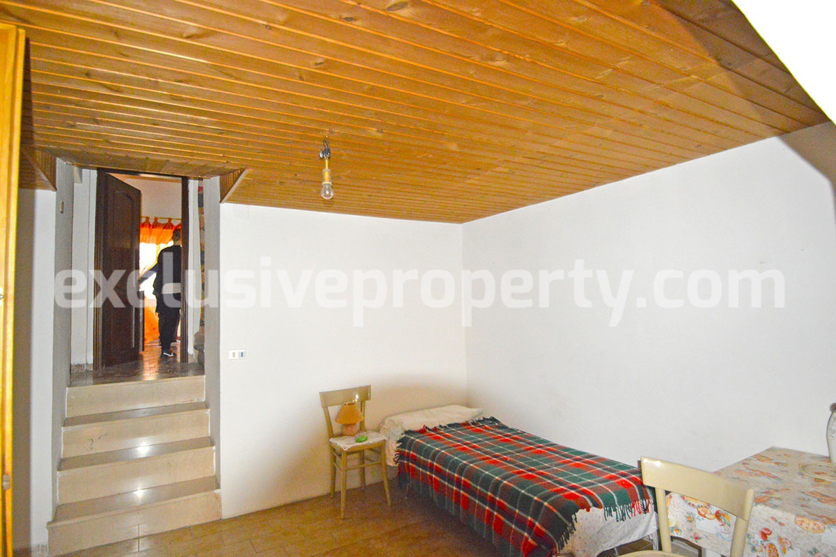 Stone house with outdoor space for sale near the lake in Abruzzo 7
