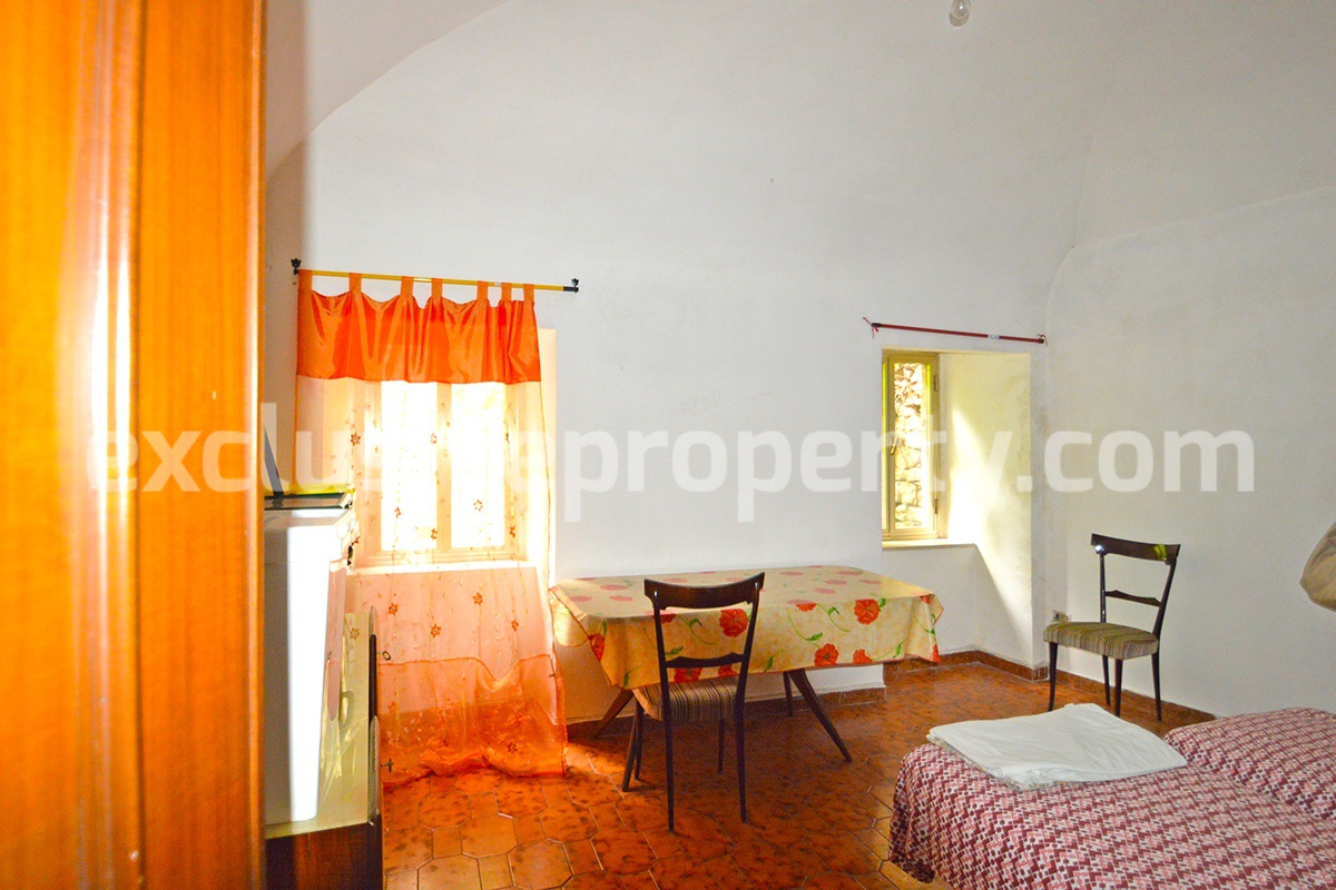 Stone house with outdoor space for sale near the lake in Abruzzo 9